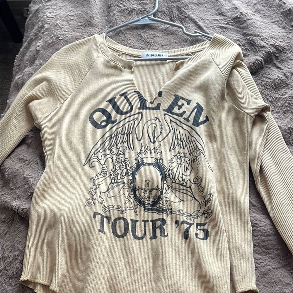 Daydreamer Beige Queen Tour '75 Long Sleeve Tee